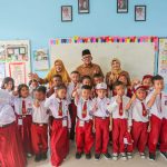Beri Teladan di Gerakan Ayah Antar Anak Sekolah, Lis-Ariza Ikut Antar Siswa ke Kelas