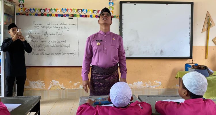 Aneng-Raja Bayu Kunjungi Sejumlah Sekolah Rusak di Anambas, Prioritaskan Perbaikan
