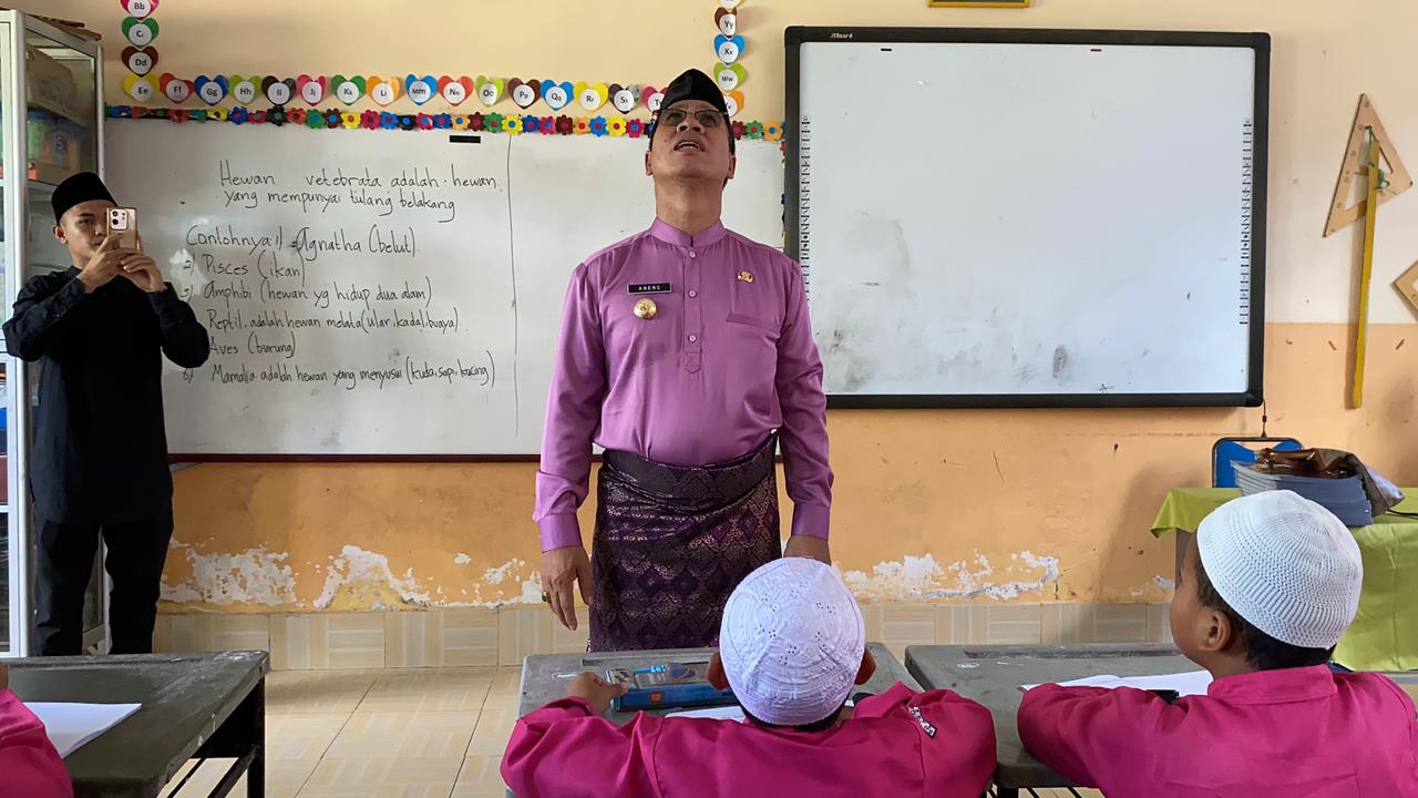 Aneng-Raja Bayu Kunjungi Sejumlah Sekolah Rusak di Anambas, Prioritaskan Perbaikan