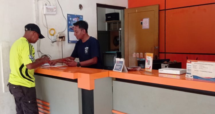 Besok Hari Terakhir Pencairan BSU, Warga Mulai Datangi Kantor Pos Tarempa