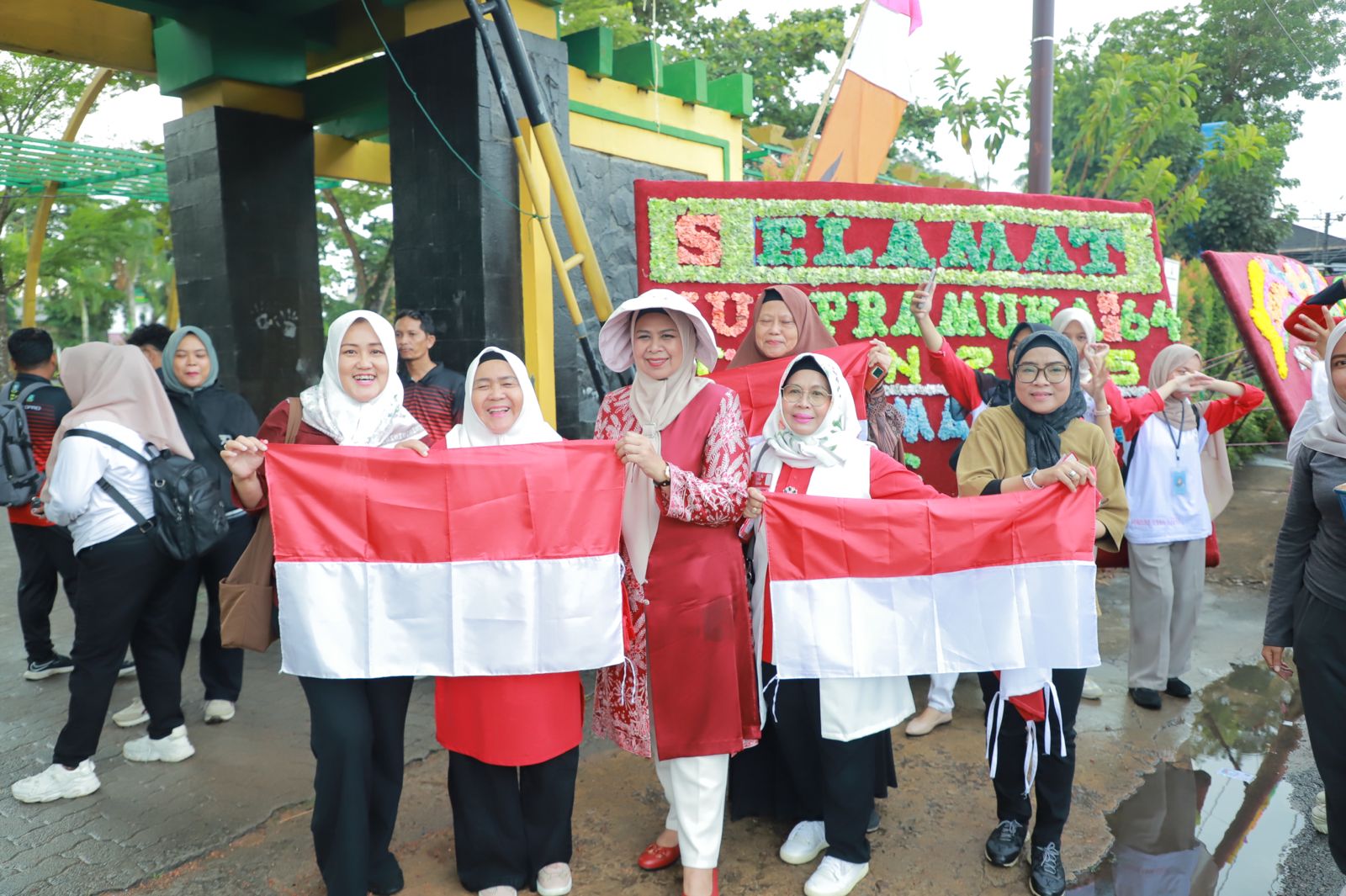 Sekretariat DPRD Kepri Bagikan Ratusan Bendera, Kibarkan Semangat Kemerdekaan
