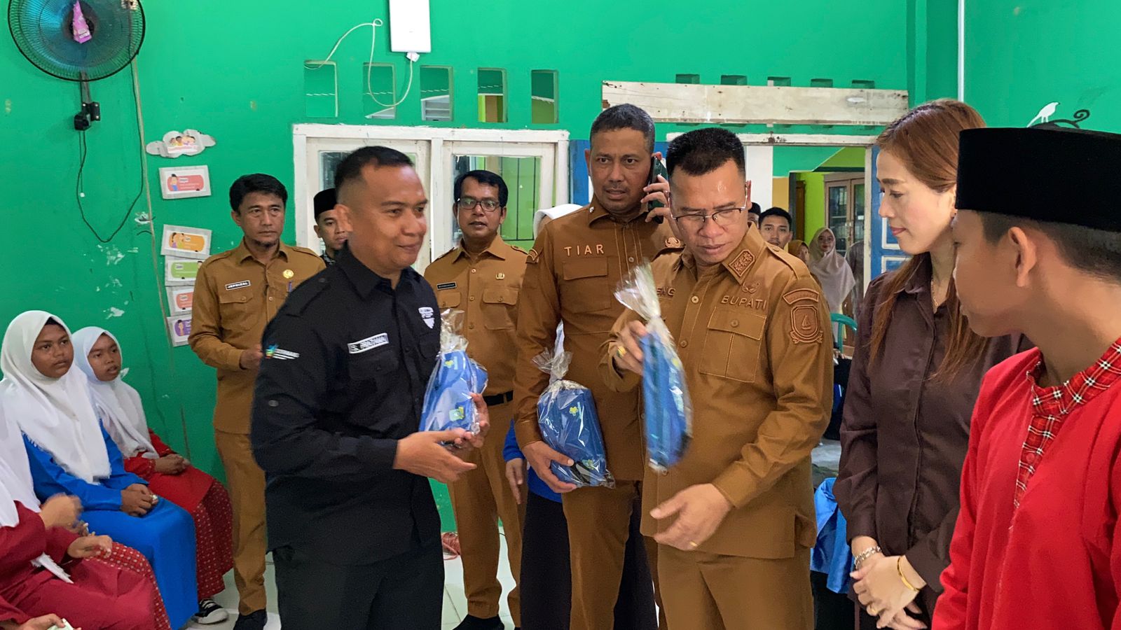 Bupati Anambas Kunjungi SDN 002 Kiabu, Bangkitkan Semangat Belajar Anak-Anak Pulau