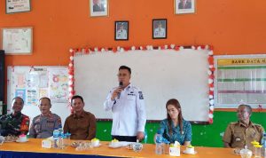 Aneng Serahkan Bantuan Pelengkapan Sekolah untuk 132 Siswa SDN 002 Putik Gembira