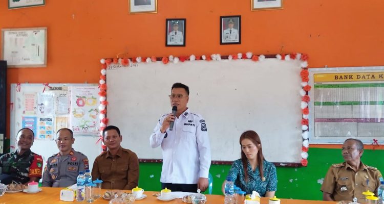 Aneng Serahkan Bantuan Pelengkapan Sekolah untuk 132 Siswa SDN 002 Putik Gembira