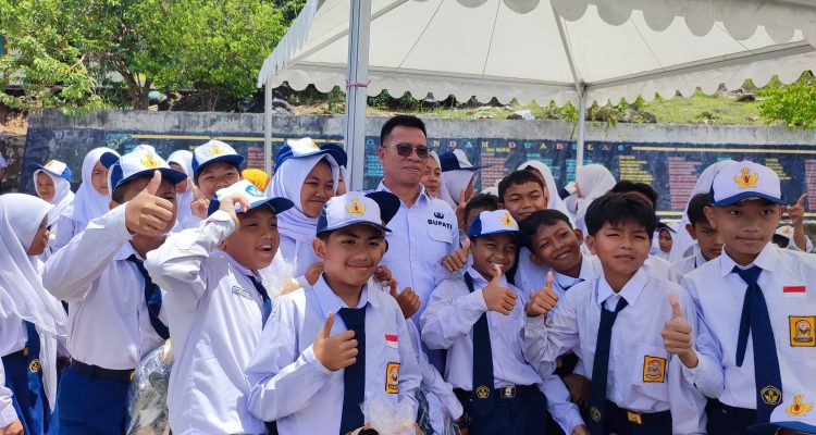 Setelah SDN 002 Putik, Bupati Anambas Serahkan Bantuan Perlengkapan Sekolah di SMPN 1 Siantan