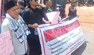 Rakyat Demo Tuntut Gubernur Ansar Batalkan Lelang Kawasan Gurindam 12 Rakyat Demo Tuntut Gubernur Ansar Batalkan Lelang Kawasan Gurindam 12