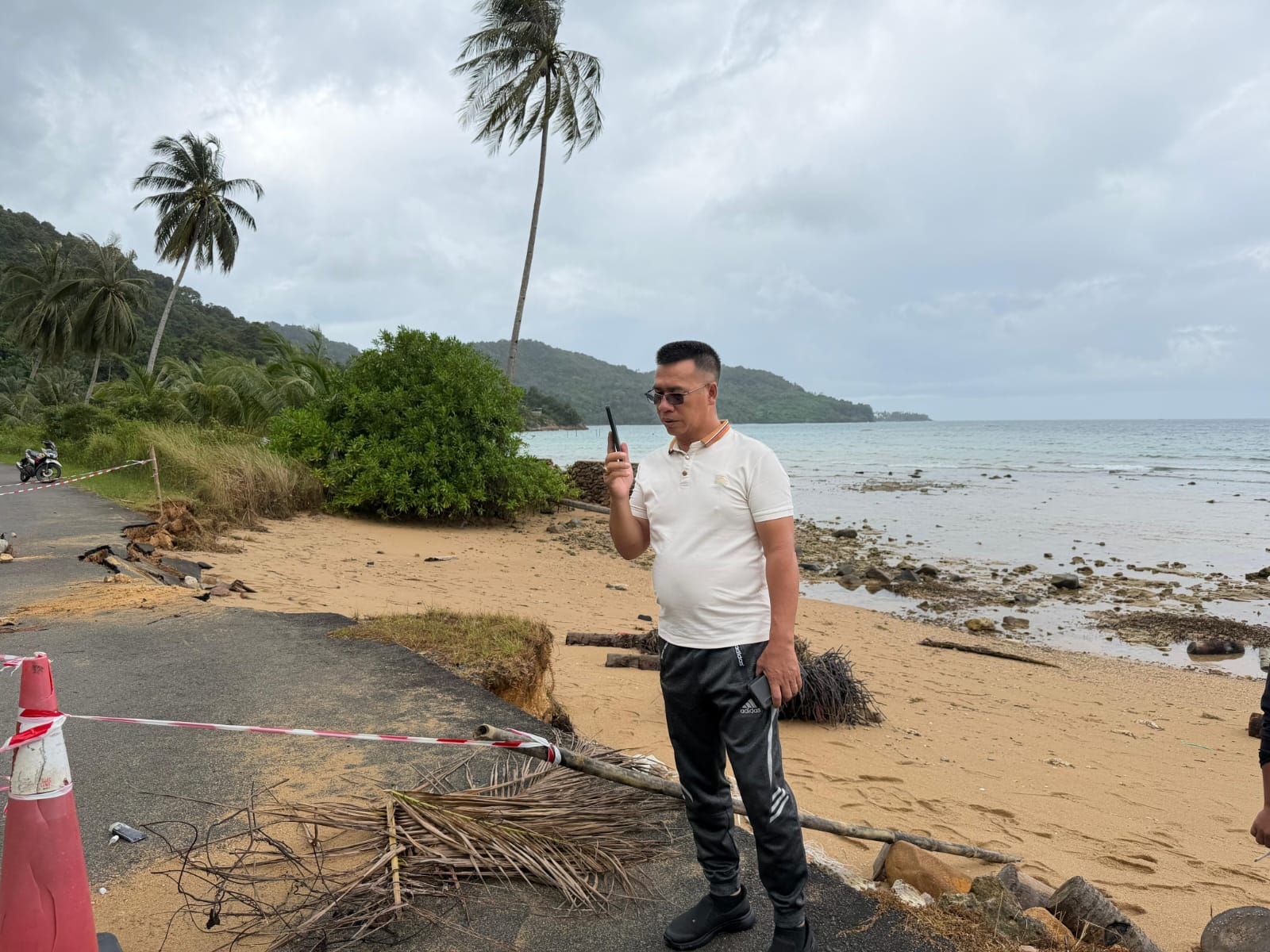 Bupati Anambas Tinjau Lokasi Abrasi di Pasir Panjang: Siapkan Penanganan Darurat dan Permanen