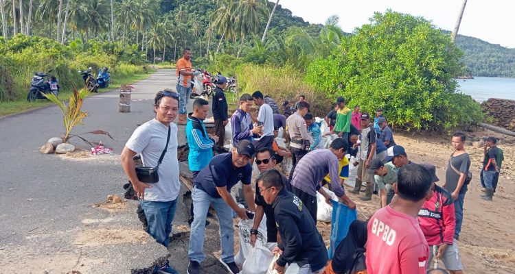 Warga Jemaja-Pemerintah Gotong-royong Antisipasi Kerusakan Jalan dari Abrasi Laut