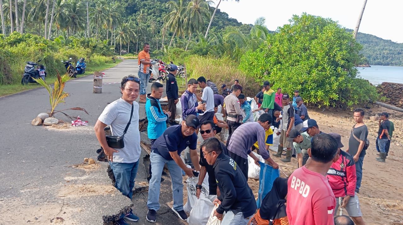 Warga Jemaja-Pemerintah Gotong-royong Antisipasi Kerusakan Jalan dari Abrasi Laut