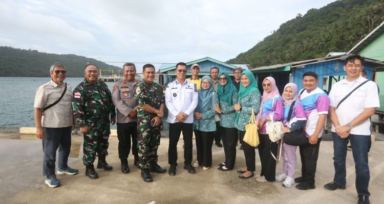 Bupati Anambas Bersama TP-PKK dan Dekranasda Tinjau Kebun Ketahanan Pangan-Batik Air Nangak