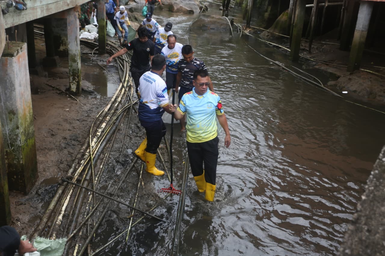 Bupati Aneng Ikut Goro di Sungai Sugi-Patimura, Ajak Warga Jaga Lingkungan