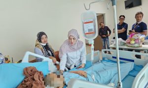 Wabup Bintan Deby Maryanti dan Suami, Apri Sujadi Jenguk Korban Penganiayaan di Pekanbaru