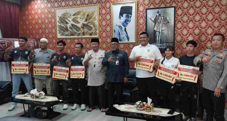 Lis Serahkan Bonus Atlet Berprestasi Popnas 2025: Apresiasi Pemko Tanjungpinang