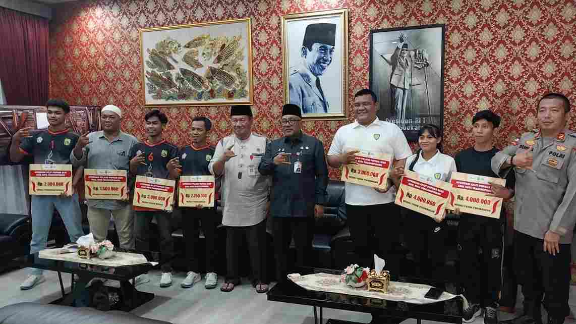 Lis Serahkan Bonus Atlet Berprestasi Popnas 2025: Apresiasi Pemko Tanjungpinang
