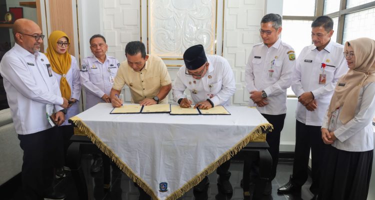 Ansar Serahkan Hibah Dua Aset Pemprov Kepri ke Pemko Tanjungpinang