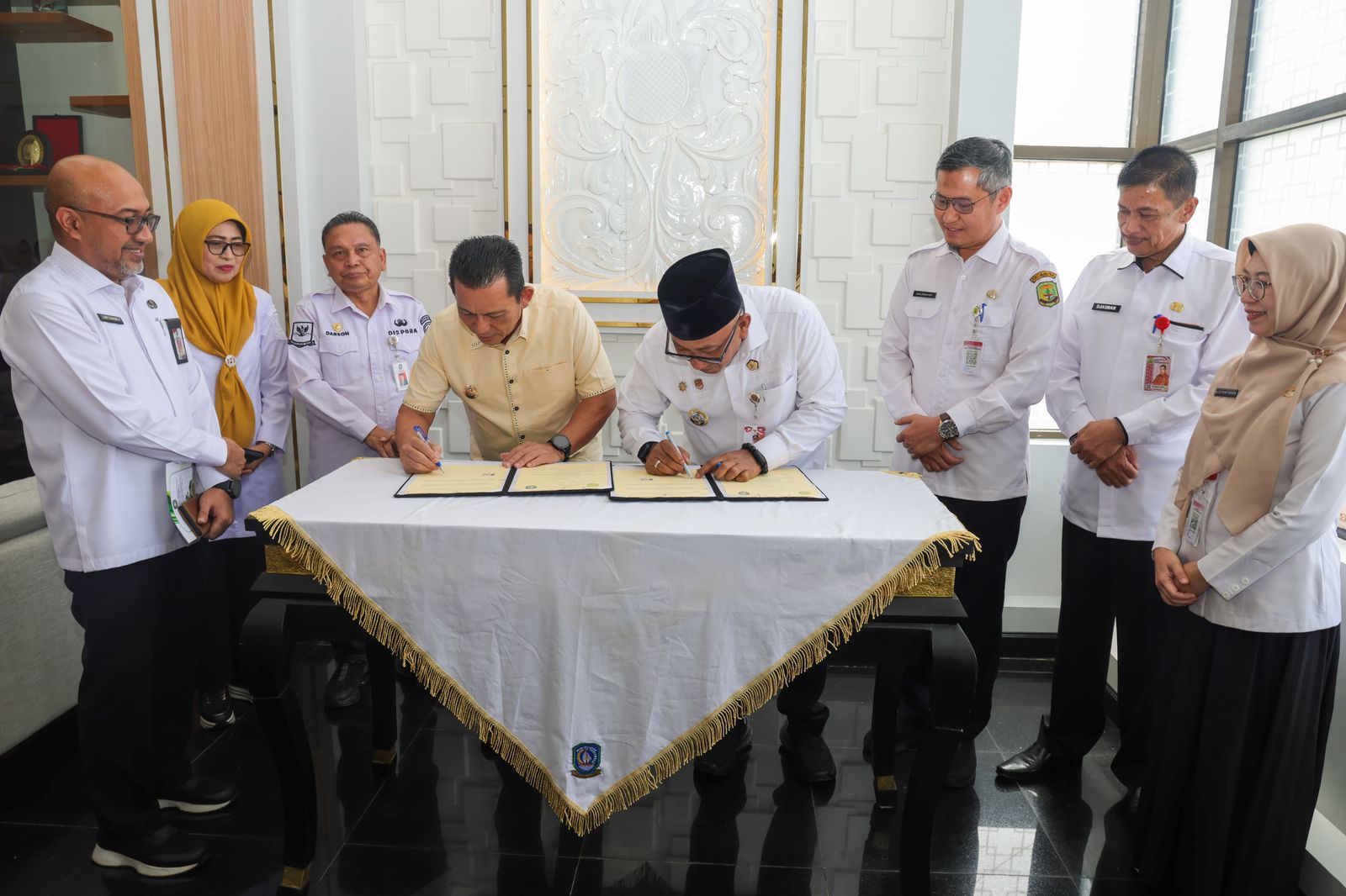Ansar Serahkan Hibah Dua Aset Pemprov Kepri ke Pemko Tanjungpinang