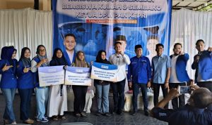Peduli Masyarakat, Ketua DPW PAN Kepri Salurkan Bantuan Beasiswa Kuliah dan Sembako