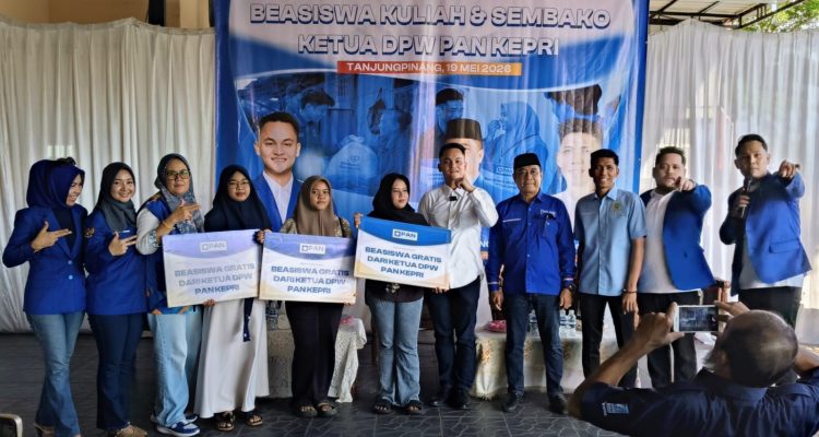 Peduli Masyarakat, Ketua DPW PAN Kepri Salurkan Bantuan Beasiswa Kuliah dan Sembako