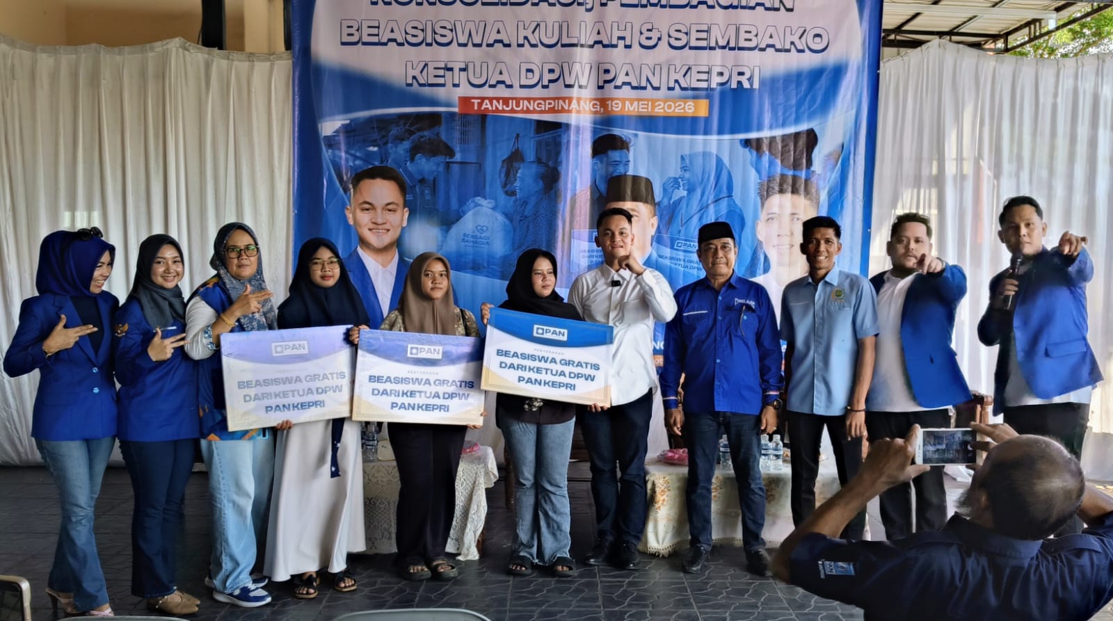 Peduli Masyarakat, Ketua DPW PAN Kepri Salurkan Bantuan Beasiswa Kuliah dan Sembako
