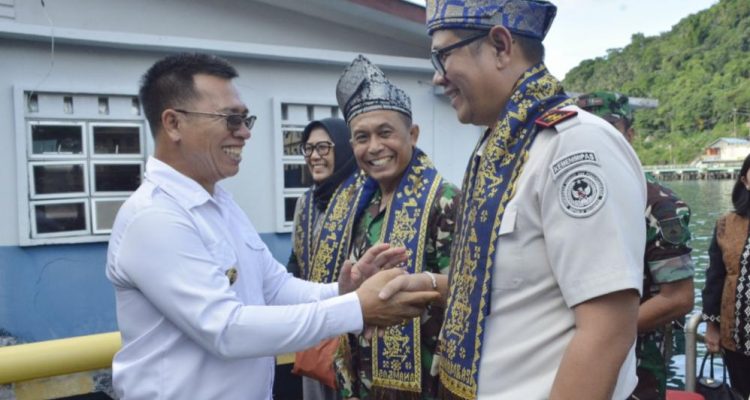 Bupati Anambas Sambut Kakanwil Imigrasi Kepri dan Irdam TNI AD di Pelabuhan Sri Siantan