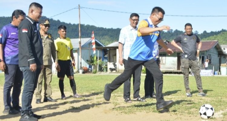 Bupati Aneng Buka Turnamen Sepak Bola HUT Desa Mubur ke-51 dan Karang Taruna ke-40 Tahun 2026