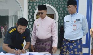 Bupati Anambas Serahkan Armada Sampah untuk Desa Tarempa Barat, Demi Kebersihan Lingkungan