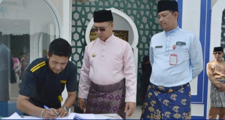 Bupati Anambas Serahkan Armada Sampah untuk Desa Tarempa Barat, Demi Kebersihan Lingkungan