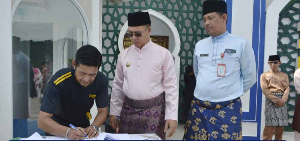 Bupati Anambas Serahkan Armada Sampah untuk Desa Tarempa Barat, Demi Kebersihan Lingkungan