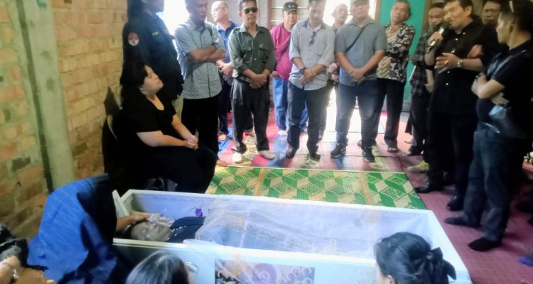 Rekan Wartawan Gelar Penghormatan Terakhir untuk Almarhum Gindo Pakpahan