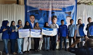 Peduli Masyarakat, Ketua DPW PAN Kepri Salurkan Bantuan Beasiswa Kuliah dan Sembako