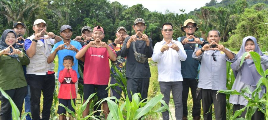 Panen Padi HUT Anambas ke-18, Bupati Aneng Serahkan Bantuan Alsinta ke Kelompok Tani