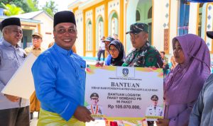 Wagub Kepri dan Bupati Lingga Serahkan Bantuan untuk Korban Puting Beliung di Tanjung Kelit