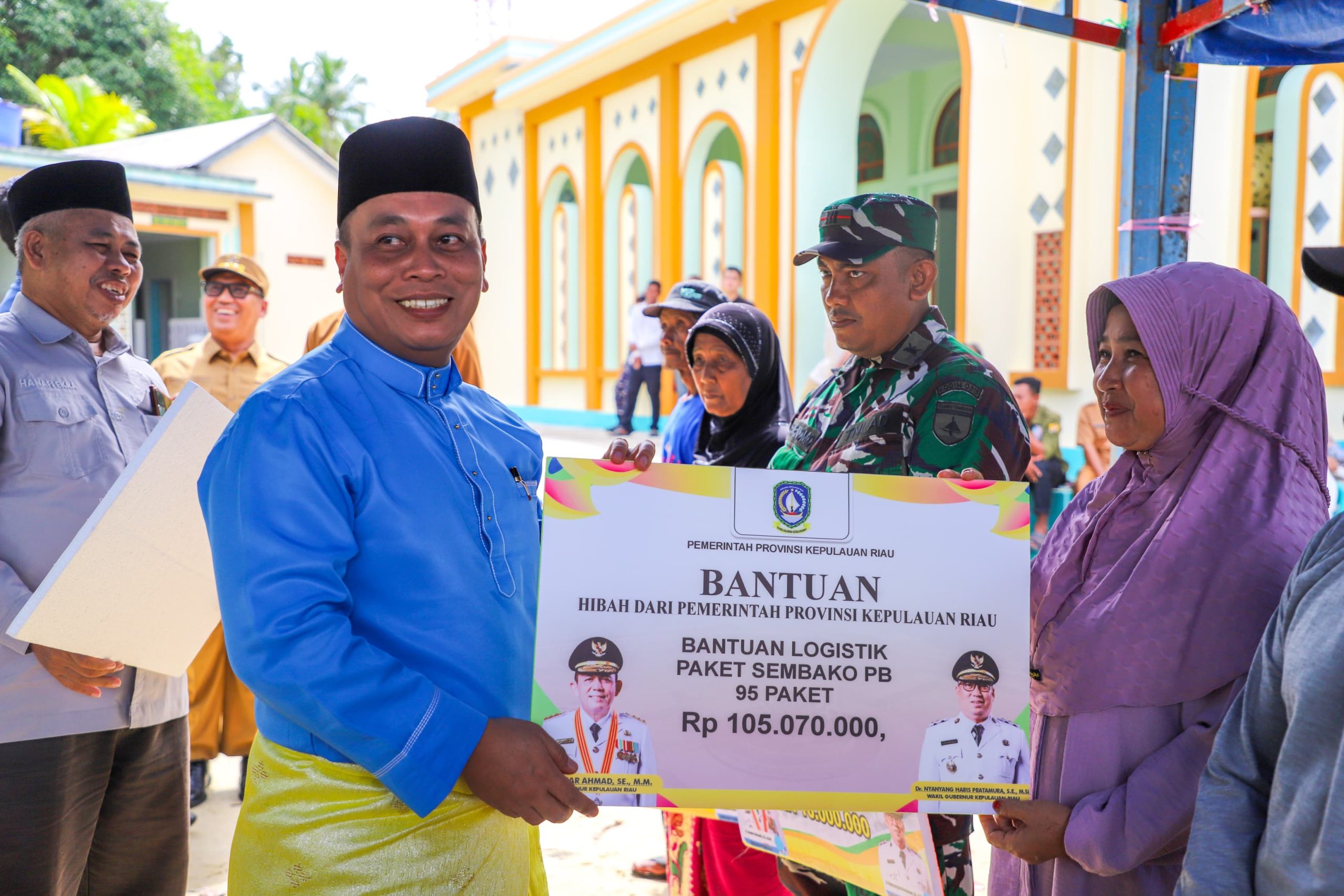 Wagub Kepri dan Bupati Lingga Serahkan Bantuan untuk Korban Puting Beliung di Tanjung Kelit