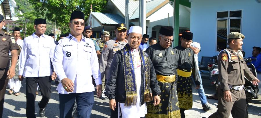 Aneng dan Raja Bayu Sambut Kedatangan Ustadz Das’ad Latif dengan Adat Melayu