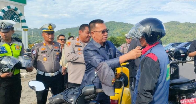 Bupati Aneng Bersama Polres Anambas Kampanyekan Tertib Berlalu Lintas-Penggunaan Helm