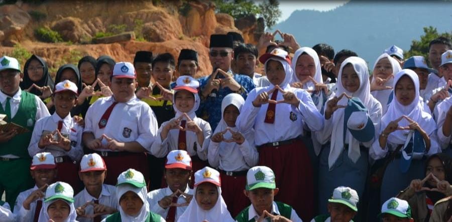 Hari Anak Nasional, Aneng Beri Penghargaan kepada Anak Berprestasi Anambas