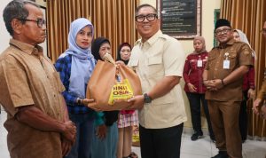 Wagub Kepri Salurkan 500 Paket Sembako untuk Warga Tanjungpinan Wagub Kepri Salurkan 500 Paket Sembako untuk Warga Tanjungpinan