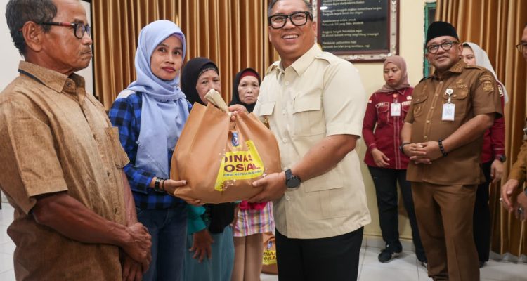 Wagub Kepri Salurkan 500 Paket Sembako untuk Warga Tanjungpinan