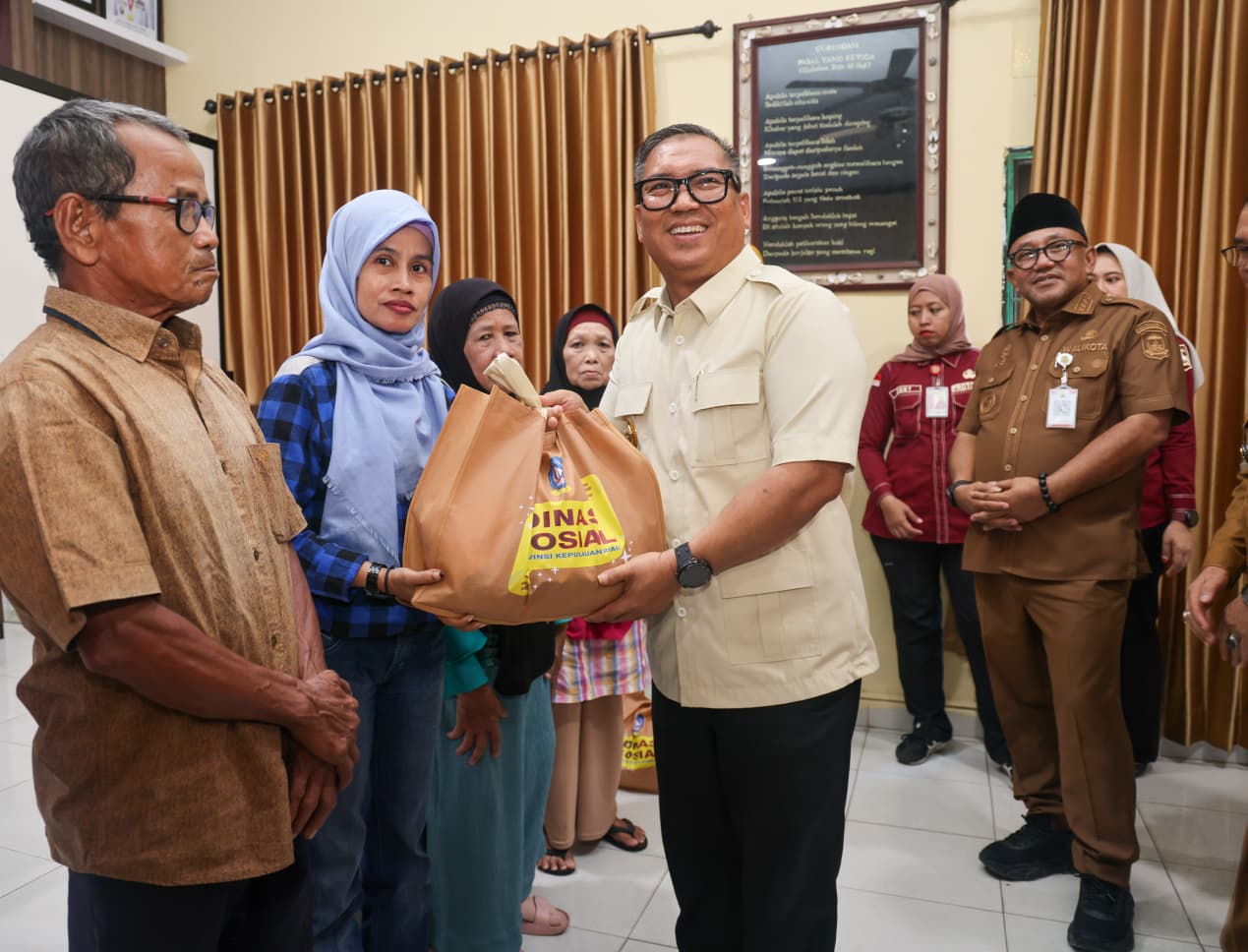Wagub Kepri Salurkan 500 Paket Sembako untuk Warga Tanjungpinan