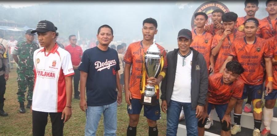 Raja Bayu Tutup Turnamen Sepak Bola HUT Desa Payalaman, Gudang Baru FC Raih Juara