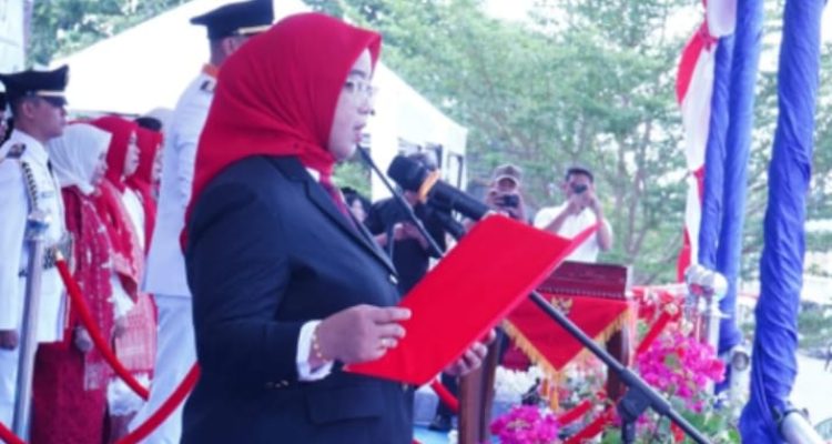 Ketua DPRD Lingga Maya Sari Bacakan Teks Proklamasi pada HUT ke-81 RI