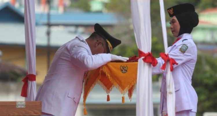 Bupati Aneng Pimpin Pengibaran Bendera HUT ke-81 RI di Anambas