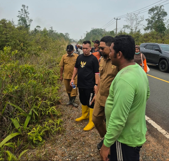 Bupati Lingga Turun Langsung Pantau Titik Api Kebakaran di Desa Sungai Besar