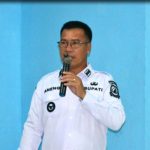 Bupati Anambas Serahkan 100 Paket Sembako Bantuan Presiden kepada Warga Tarempa Barat