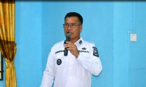Bupati Anambas Serahkan 100 Paket Sembako Bantuan Presiden kepada Warga Tarempa Barat