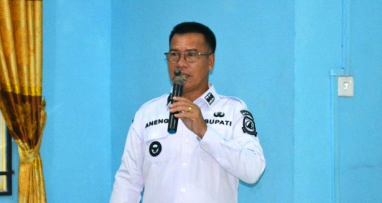 Bupati Anambas Serahkan 100 Paket Sembako Bantuan Presiden kepada Warga Tarempa Barat