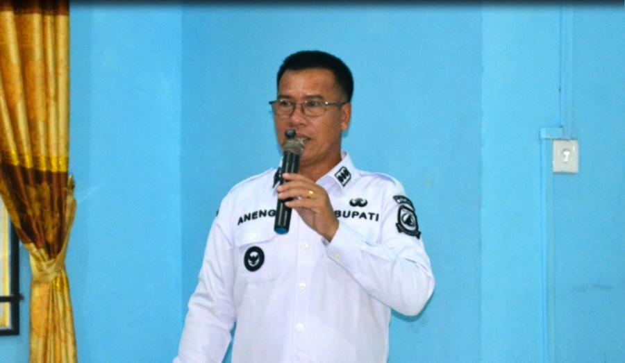 Bupati Anambas Serahkan 100 Paket Sembako Bantuan Presiden kepada Warga Tarempa Barat
