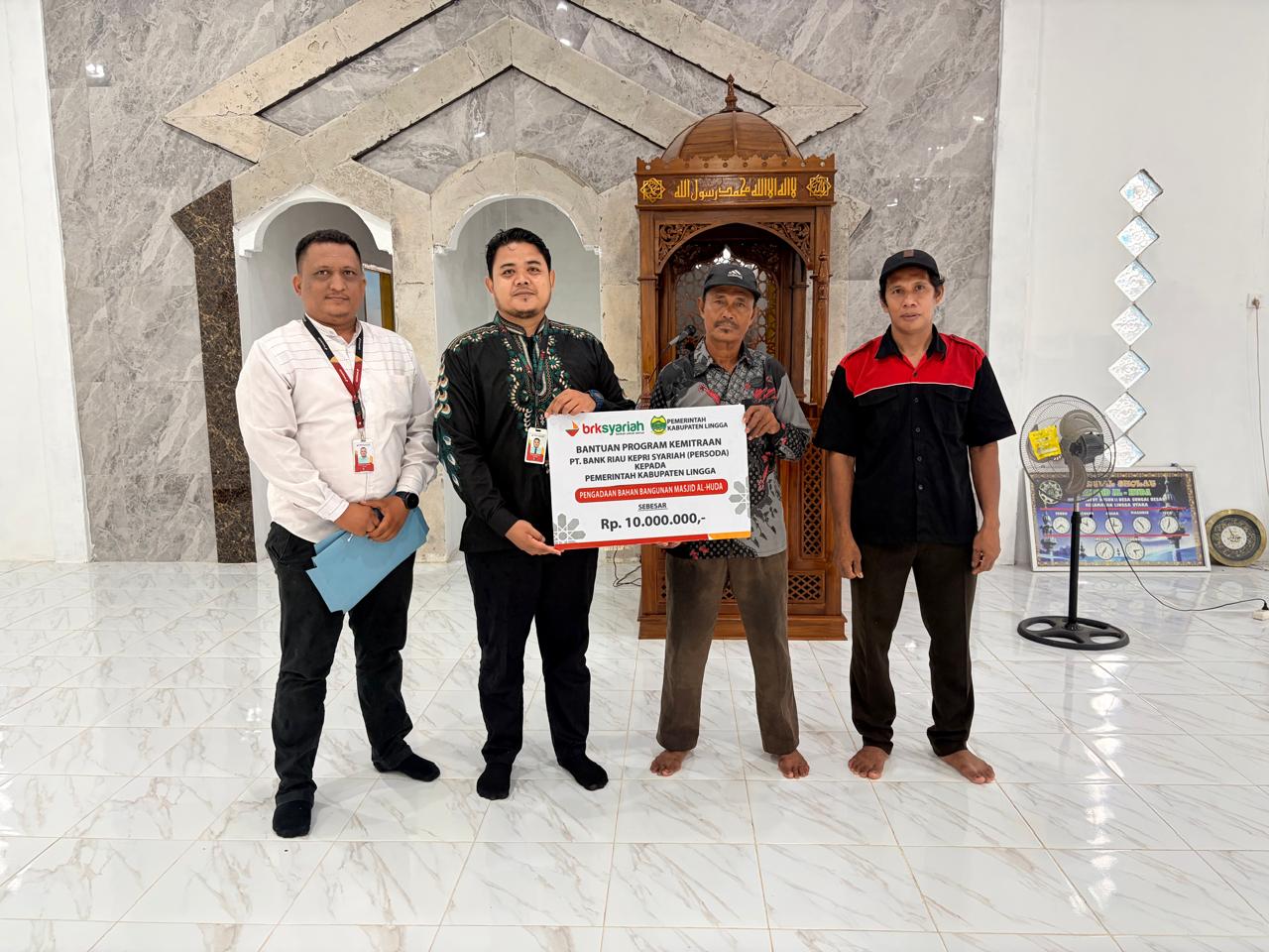 Masjid Al Huda Kampung Semincot Lingga Terima Bantuan CSR dari BRK Syariah